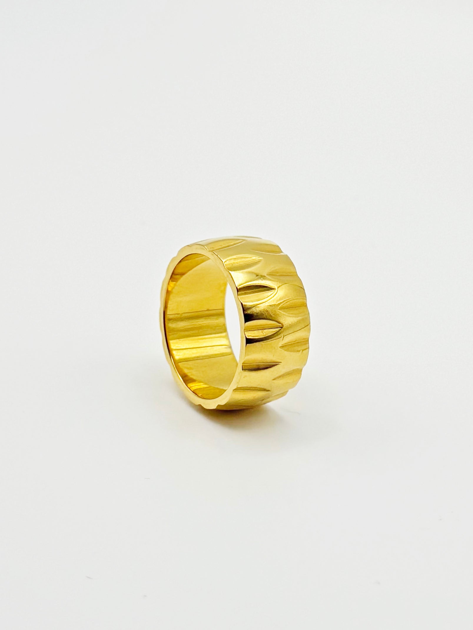 RIVET BAND RING